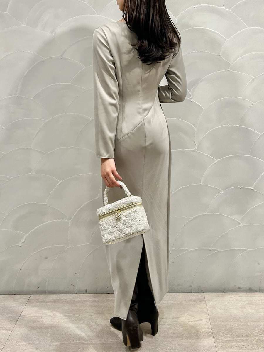 グリーン系のワンピース、ホワイト系のハンドバッグを着用したレディースの冬コーディネートの3枚目の写真