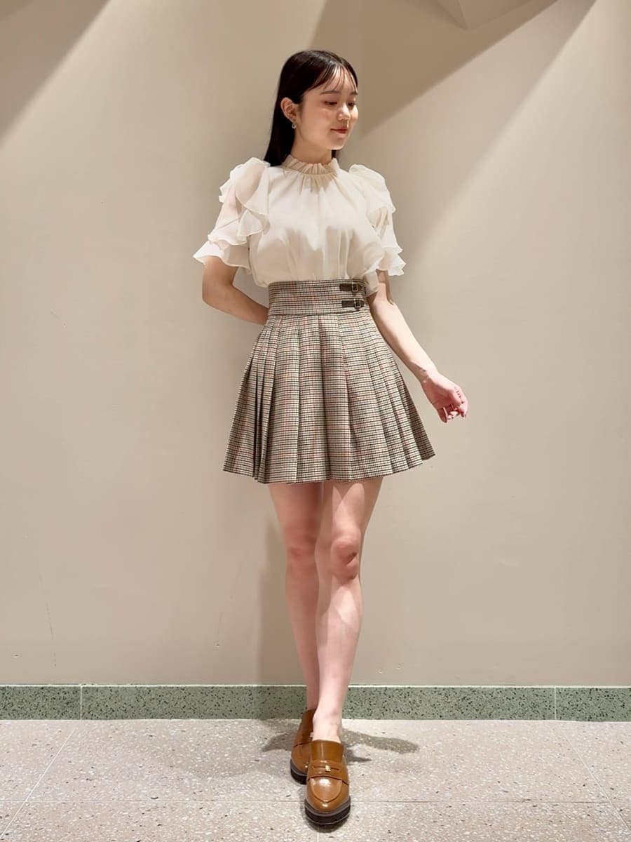 ホワイト系のシャツ/ブラウス、ベージュ系のスカート、イエロー系のローファーを着用したレディースの夏コーディネートの2枚目の写真