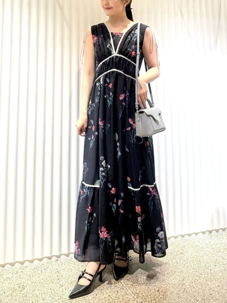 ブルー系のワンピース、ブルー系のショルダーバッグを着用したレディースの夏コーディネートの2枚目の写真