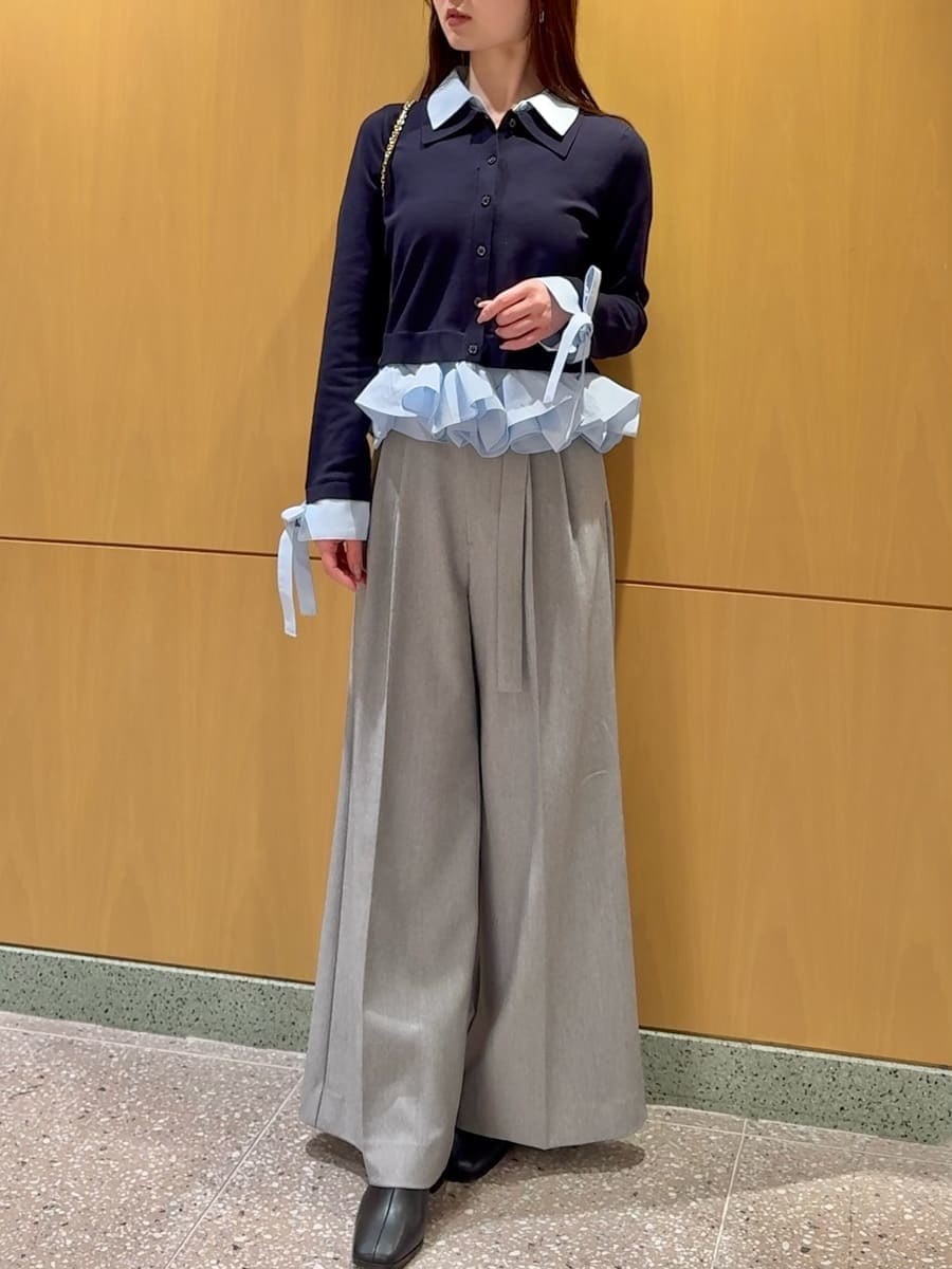 ブラック系のブーツ、グレー系のその他パンツ、ブルー系のニット/セーターを着用したレディースの冬コーディネートの6枚目の写真