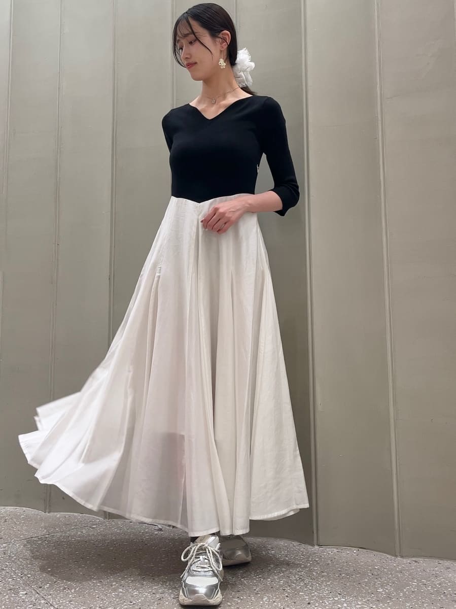 ホワイト系のショルダーバッグ、シルバー系のスニーカー、その他のワンピースを着用したレディースの冬コーディネートの3枚目の写真