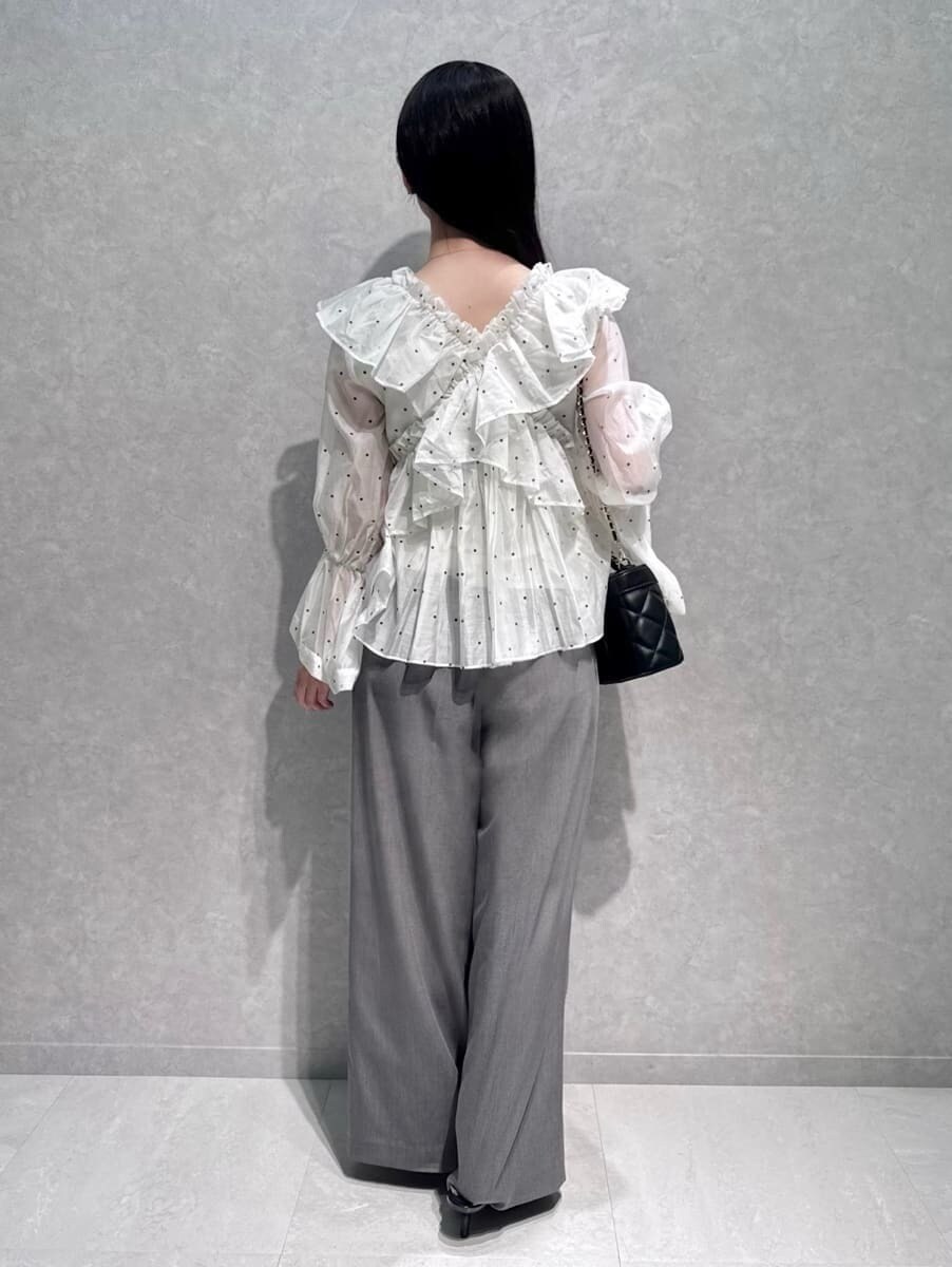 グレー系のその他パンツ、その他のシャツ/ブラウス、ブラック系のサンダルを着用したレディースの秋コーディネートの3枚目の写真