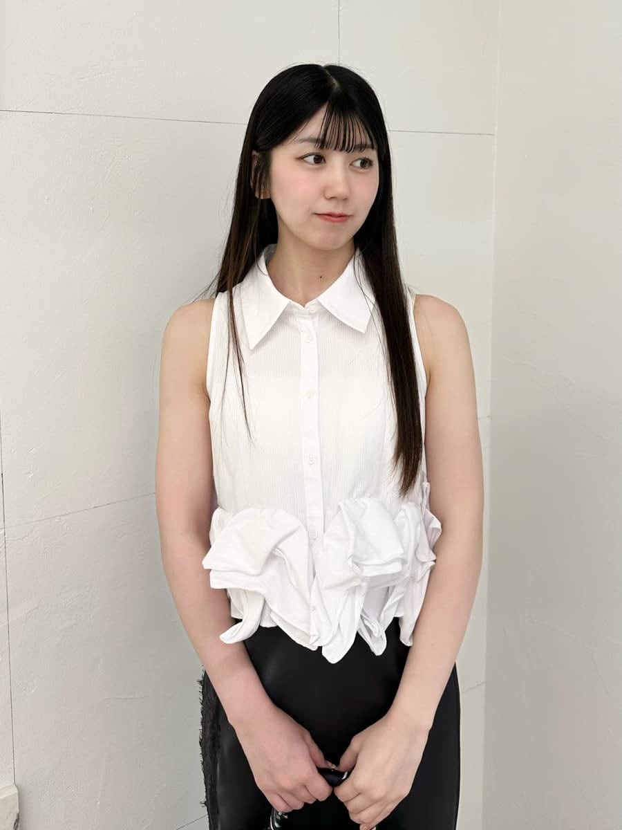 ブラック系のパンプス、ブラック系のハンドバッグ、グレー系のスカートを着用したレディースの夏コーディネートの3枚目の写真