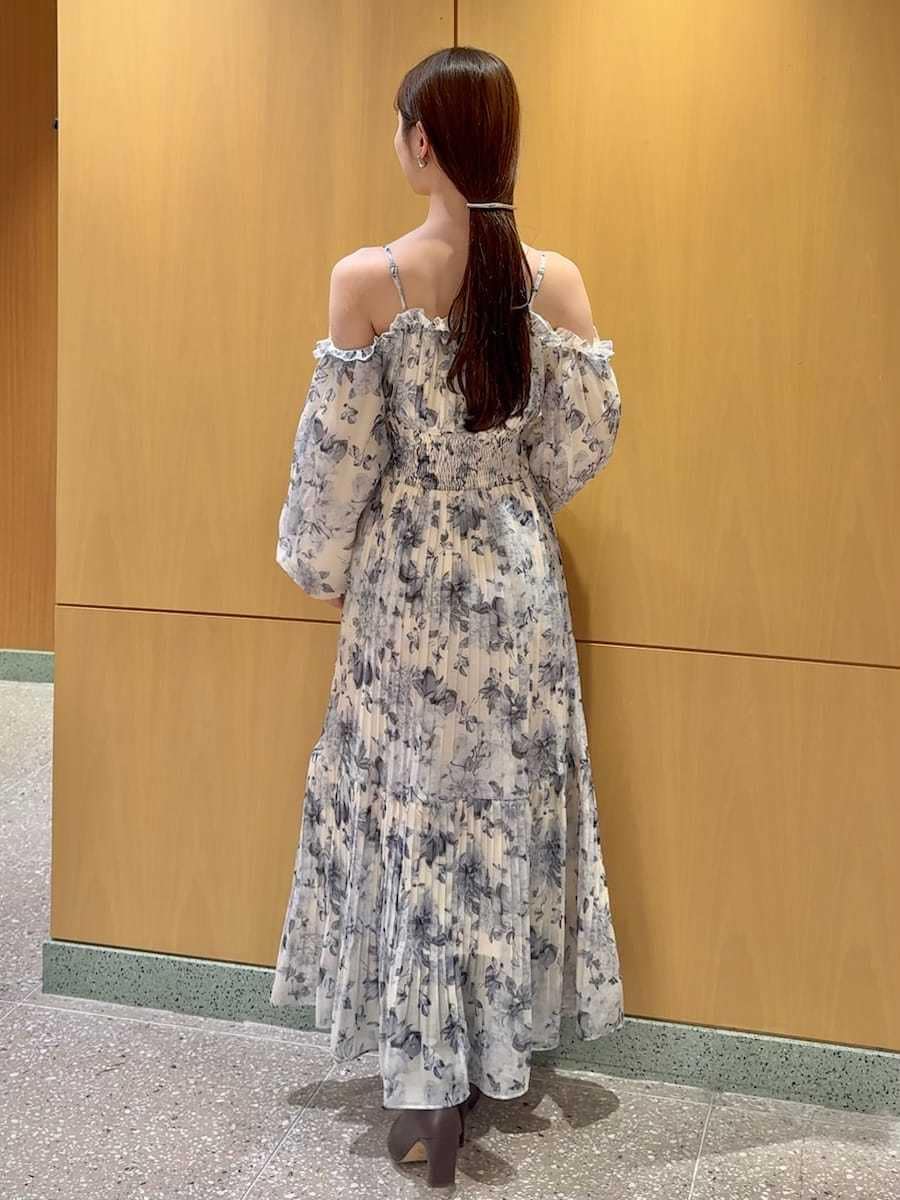 ブルー系のブルゾン、イエロー系のワンピース、ブルー系のトートバッグを着用したレディースの冬コーディネートの5枚目の写真