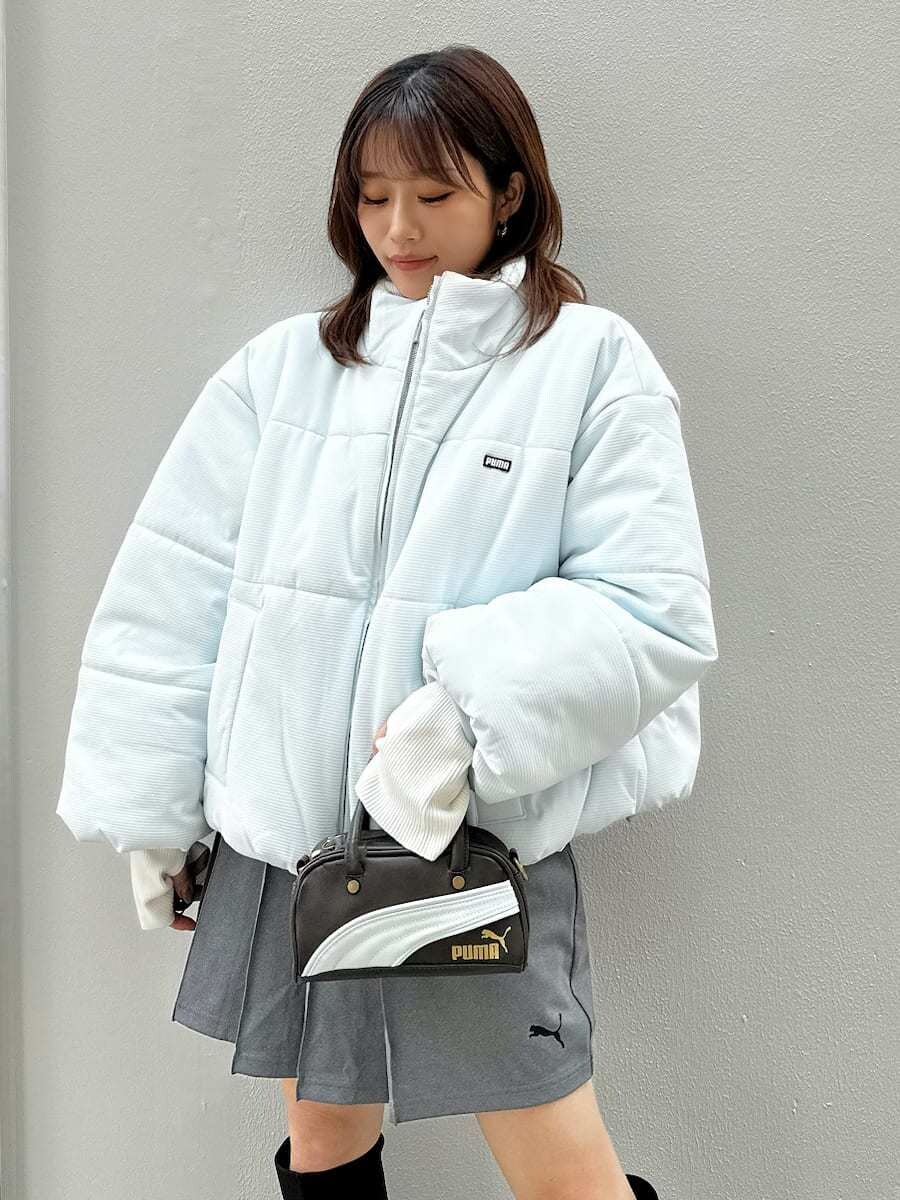 ホワイト系のニット/セーターを着用したレディースの秋コーディネートの4枚目の写真