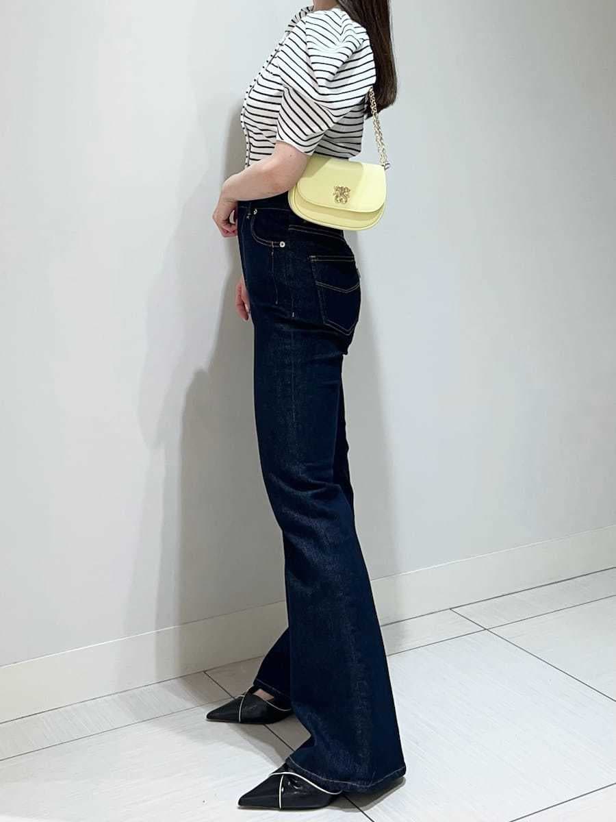 ブルー系のその他パンツ、その他のカーディガン/ボレロ、ブラック系のパンプスを着用したレディースの春コーディネートの3枚目の写真