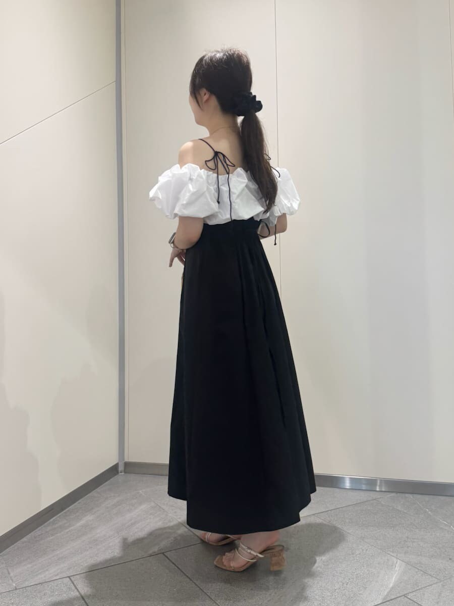 ホワイト系のかごバッグ、その他のワンピース、その他のサンダルを着用したレディースの夏コーディネートの4枚目の写真