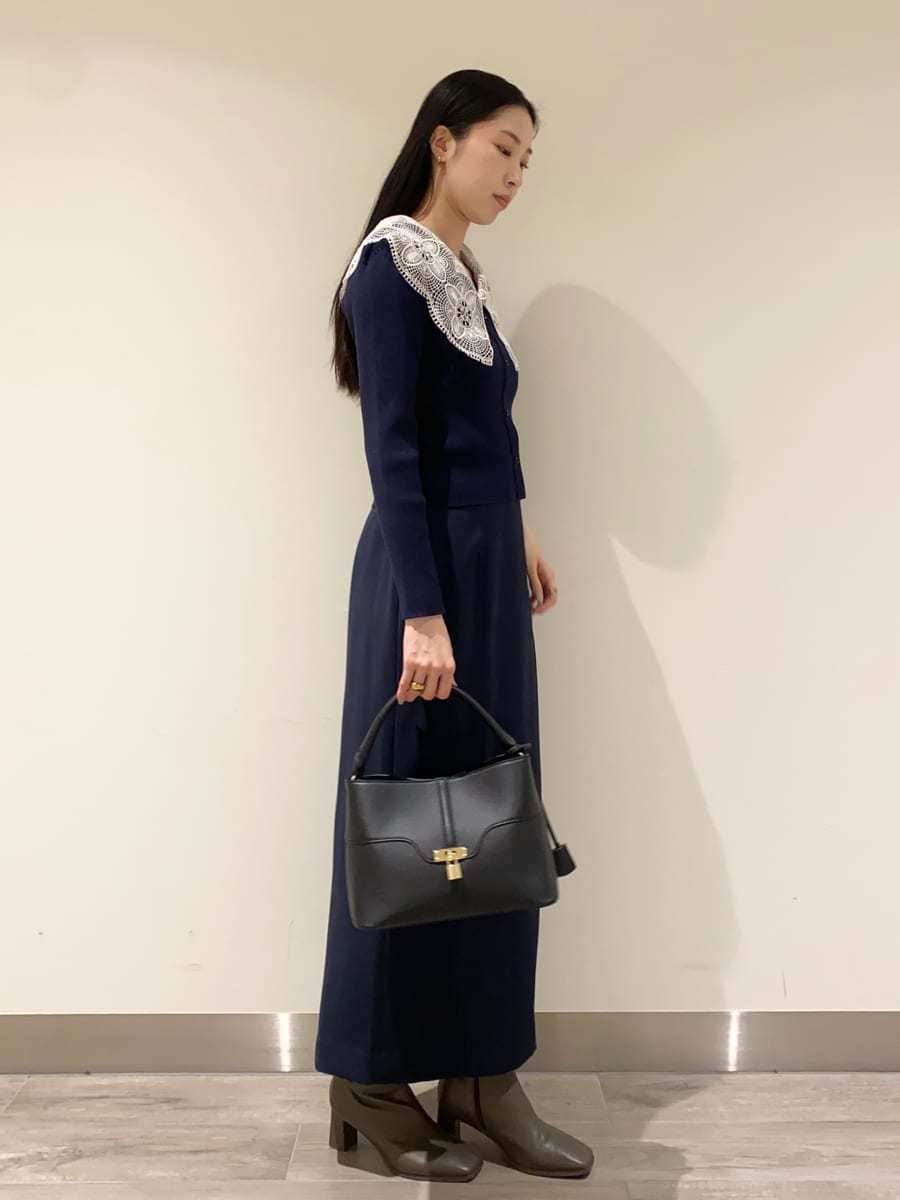 ブルー系のスカート、ブルー系のニット/セーター、ブラック系のハンドバッグを着用したレディースの冬コーディネートの3枚目の写真