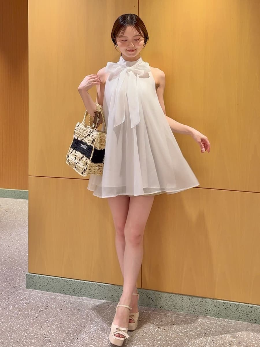 ベージュ系のその他パンツ、ホワイト系のシャツ/ブラウス、ベージュ系のサンダルを着用したレディースの春コーディネートの2枚目の写真