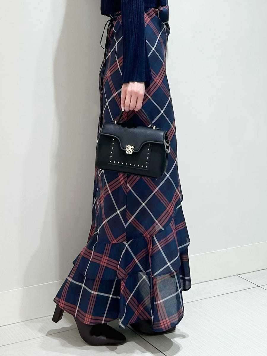 ブルー系のワンピース、ブルー系のカーディガン/ボレロ、レッド系のブーツを着用したレディースの夏コーディネートの5枚目の写真