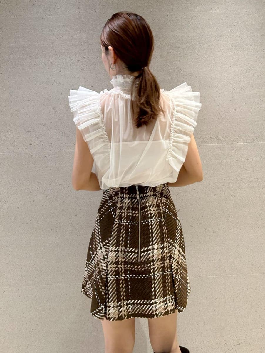 ホワイト系のシャツ/ブラウス、ブラウン系のスカート、グレー系のブーツを着用したレディースの秋コーディネートの4枚目の写真