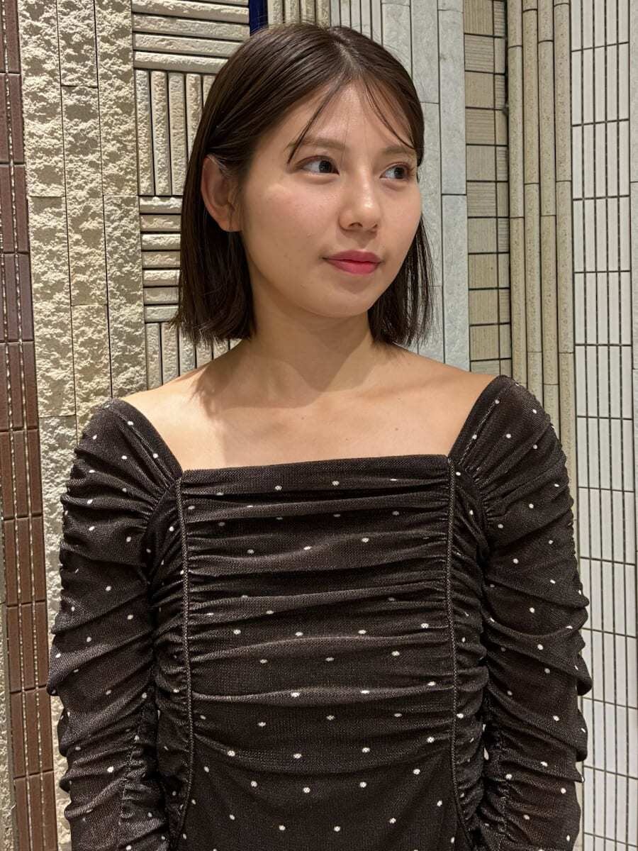 ブラック系のブーツ、ホワイト系のブルゾン、その他のワンピースを着用したレディースの冬コーディネートの4枚目の写真