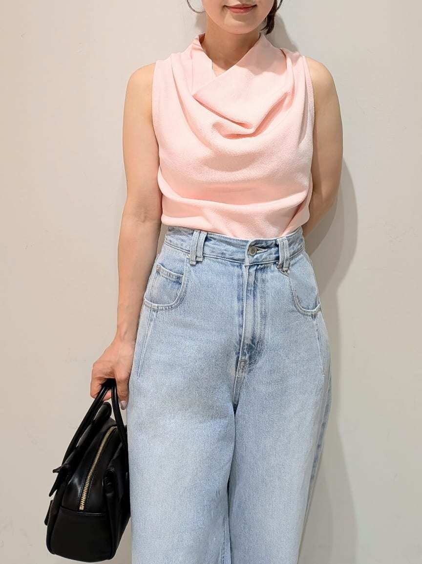 ブルー系のデニムパンツ、ピンク系のニット/セーター、ブラック系のボストンバッグを着用したレディースの夏コーディネートの3枚目の写真