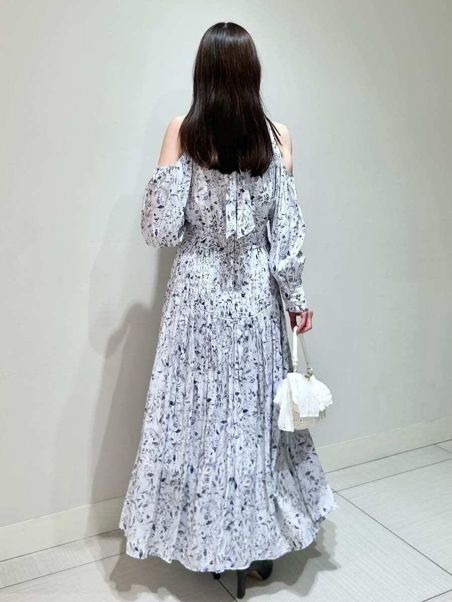 グレー系のブーツ、ブルー系のワンピース、ブルー系のカーディガン/ボレロを着用したレディースの冬コーディネートの5枚目の写真