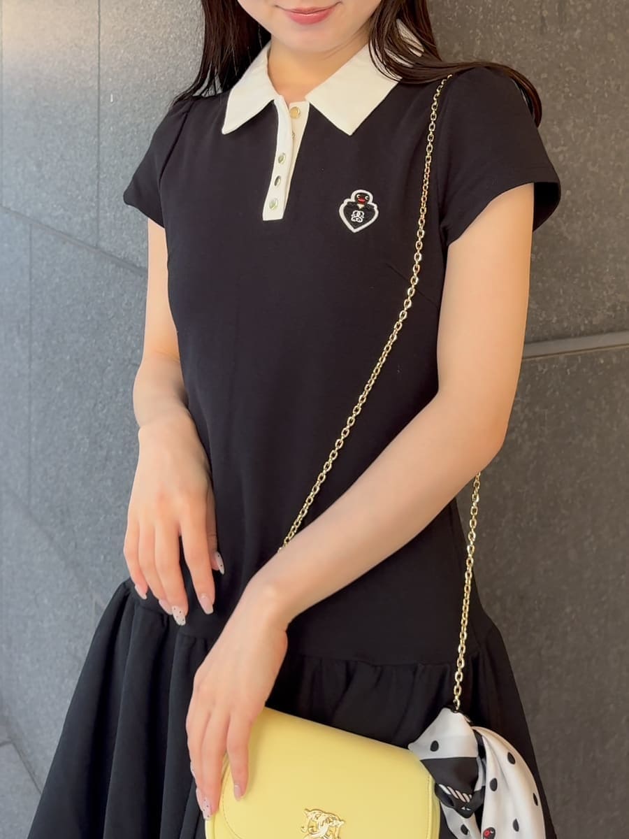 イエロー系のショルダーバッグ、ブラック系のワンピース、その他のバンダナ/スカーフを着用したレディースの夏コーディネートの6枚目の写真