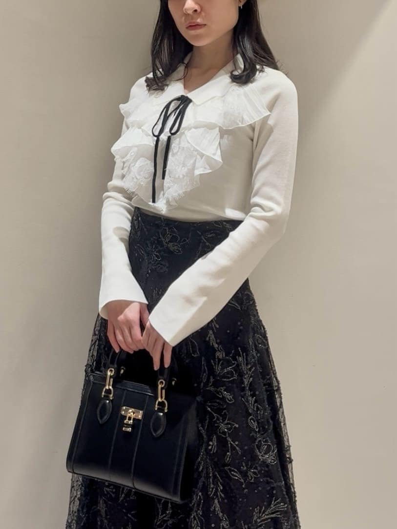 ブラック系のブーツ、グレー系のチェスターコート、ブラック系のスカートを着用したレディースの冬コーディネートの8枚目の写真