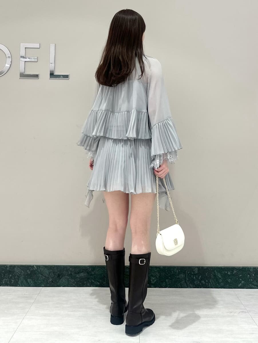 ホワイト系のショルダーバッグを着用したレディースの春コーディネートの4枚目の写真