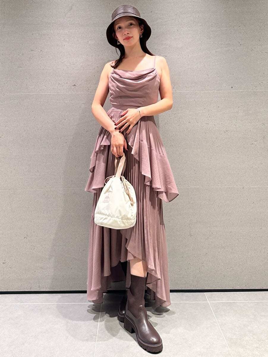 ブラウン系のワンピース、ベージュ系のハンドバッグを着用したレディースの夏コーディネートの5枚目の写真