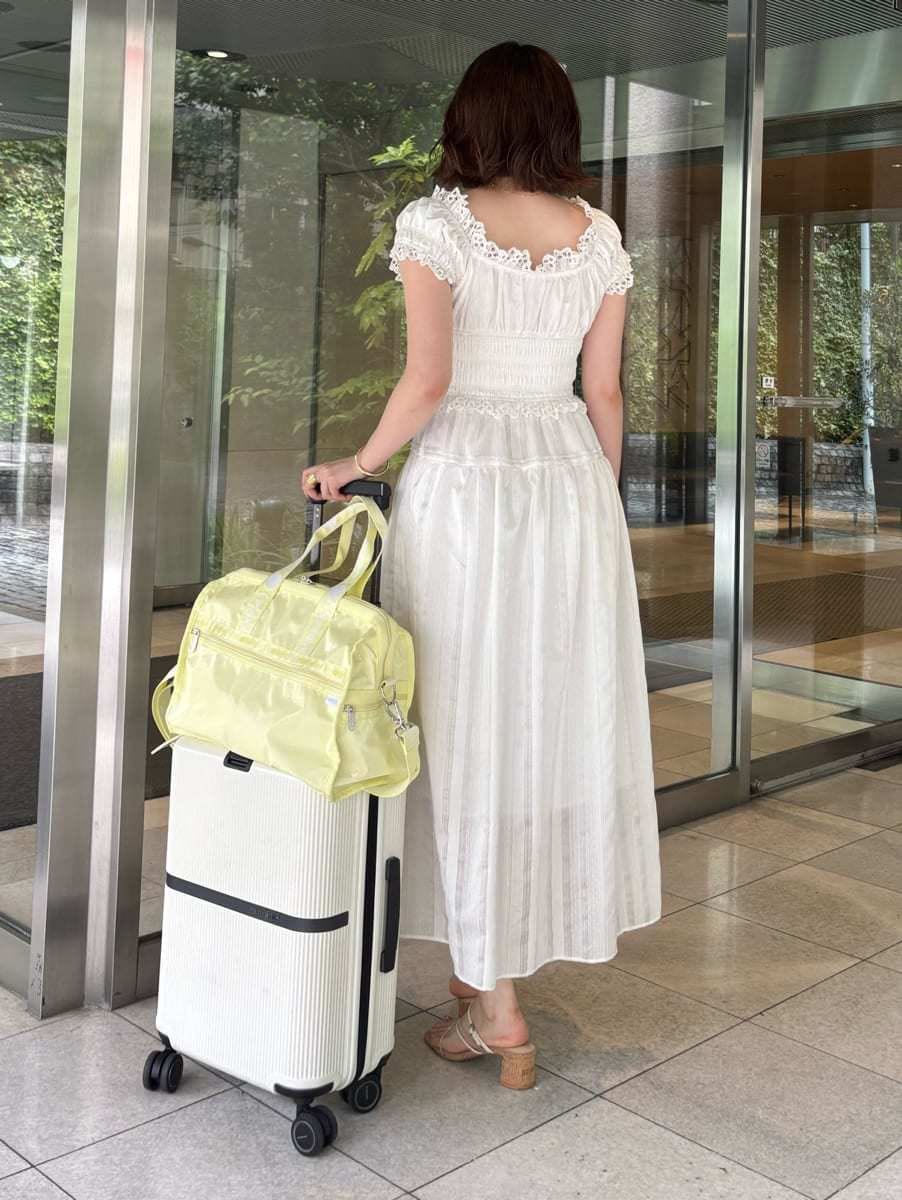 ホワイト系のワンピース、その他のサンダルを着用したレディースの夏コーディネートの3枚目の写真