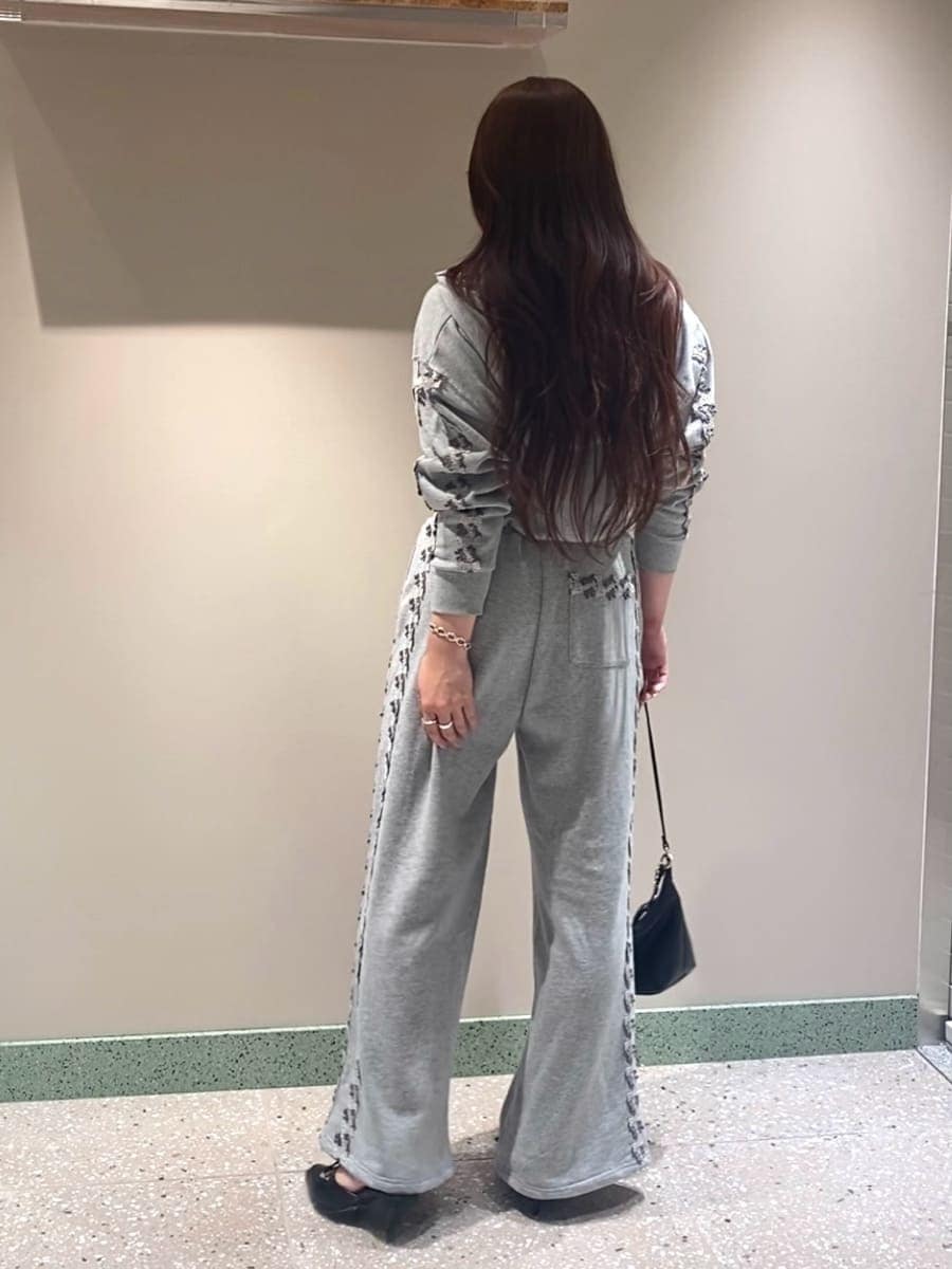 グレー系のその他パンツ、グレー系のパーカー、ブラック系のサンダルを着用したレディースの秋コーディネートの5枚目の写真