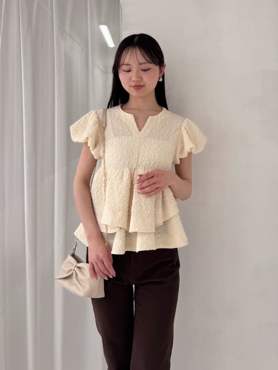 イエロー系のTシャツ/カットソー、ブラウン系のデニムパンツ、ブラック系のサンダルを着用したレディースの春コーディネートの3枚目の写真
