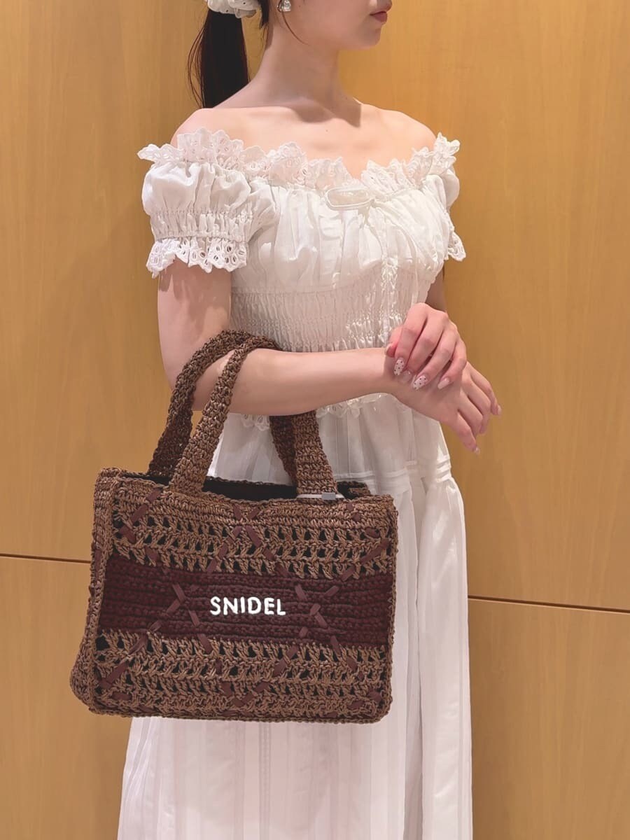 ホワイト系のワンピース、ブラウン系のサンダル、ブラウン系のトートバッグを着用したレディースの夏コーディネートの7枚目の写真