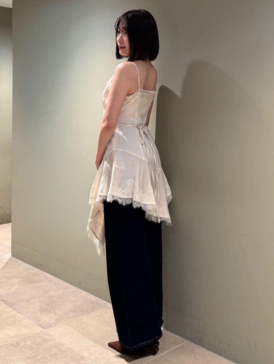 ベージュ系のテーラードジャケット、ブルー系のデニムパンツ、ホワイト系のキャミソールを着用したレディースの春コーディネートの7枚目の写真