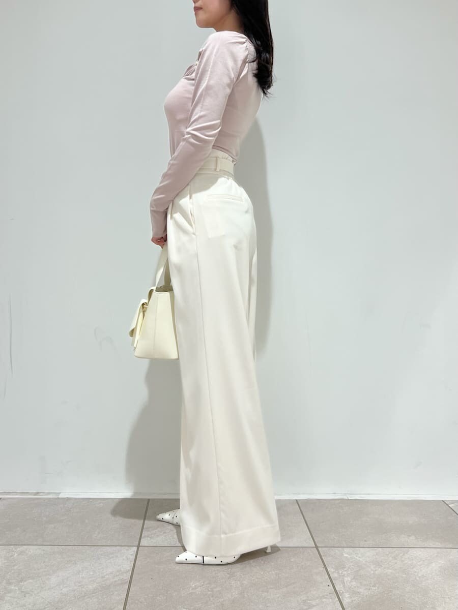 ホワイト系のその他パンツ、ピンク系のニット/セーター、その他のパンプスを着用したレディースの冬コーディネートの2枚目の写真