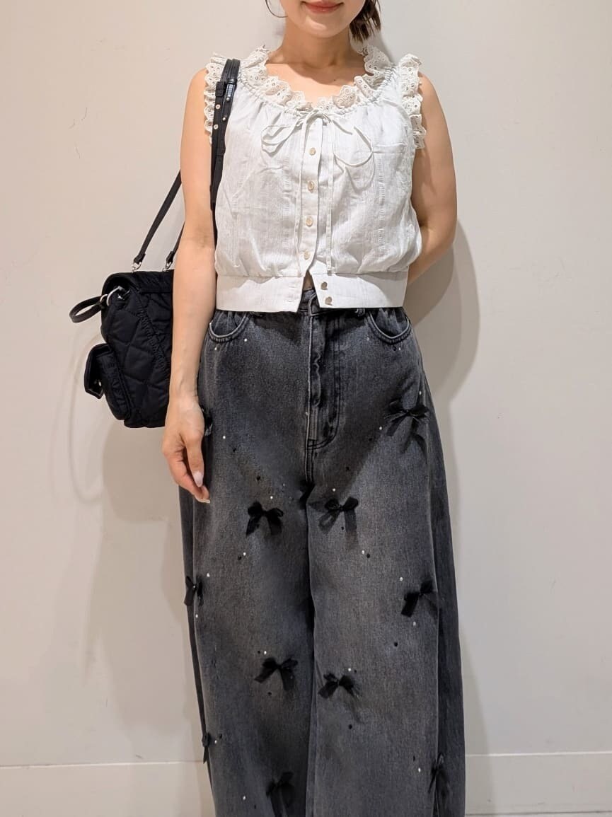 ブラック系のその他パンツ、グリーン系のシャツ/ブラウス、ブラック系のサンダルを着用したレディースの夏コーディネートの3枚目の写真
