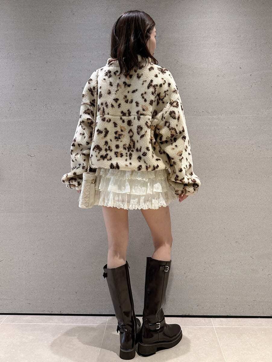 その他のTシャツ/カットソー、ホワイト系のその他パンツ、ブラウン系のブーツを着用したレディースの秋コーディネートの4枚目の写真