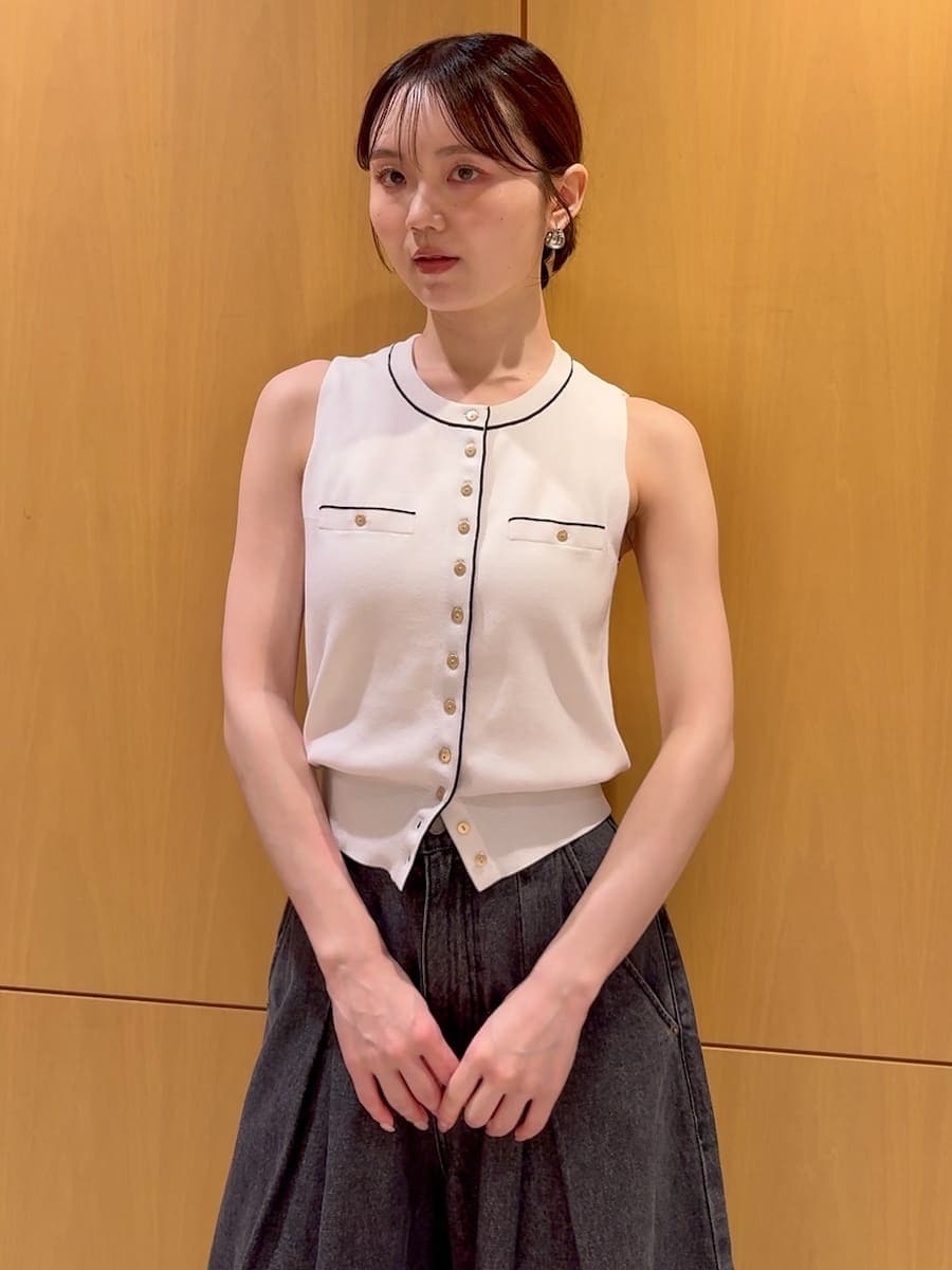 ブラック系のかごバッグ、ブラック系のデニムパンツ、ホワイト系のニット/セーターを着用したレディースの夏コーディネートの4枚目の写真