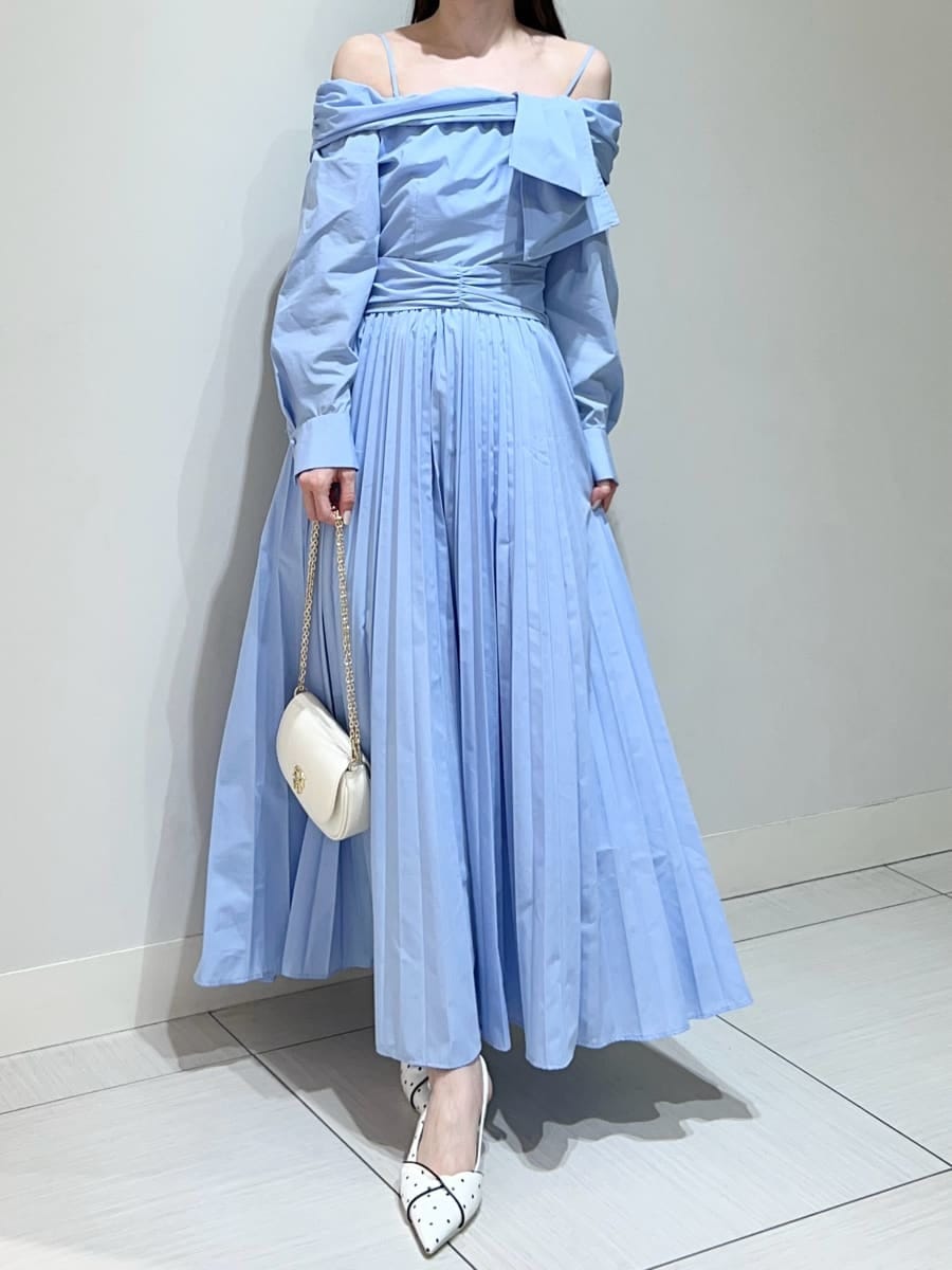 ブルー系のワンピース、その他のパンプス、ホワイト系のショルダーバッグを着用したレディースの春コーディネートの3枚目の写真