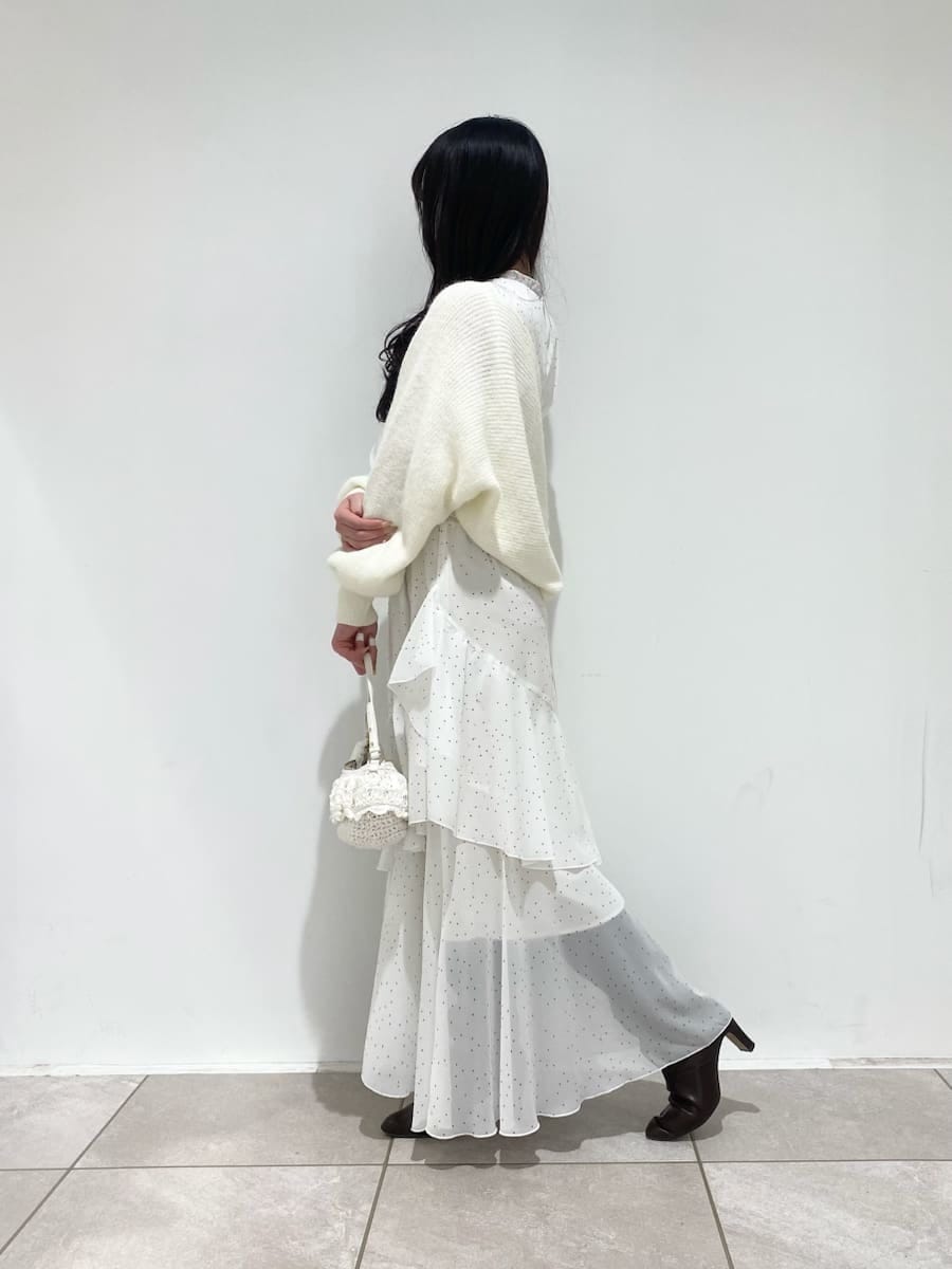 その他のワンピース、ホワイト系のカーディガン/ボレロを着用したレディースの冬コーディネートの2枚目の写真