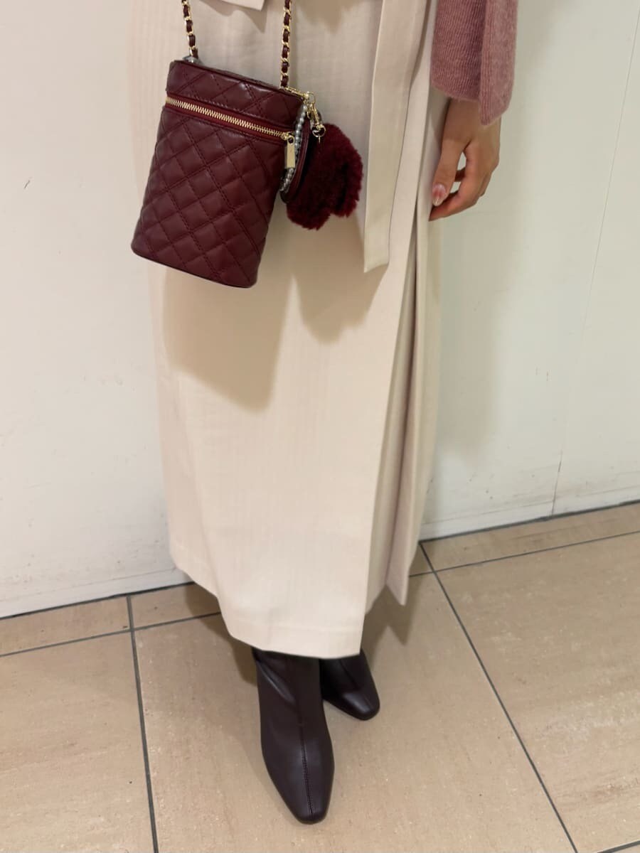 ピンク系のニット/セーター、ピンク系のニット/セーター、ホワイト系のスカートを着用したレディースの夏コーディネートの7枚目の写真