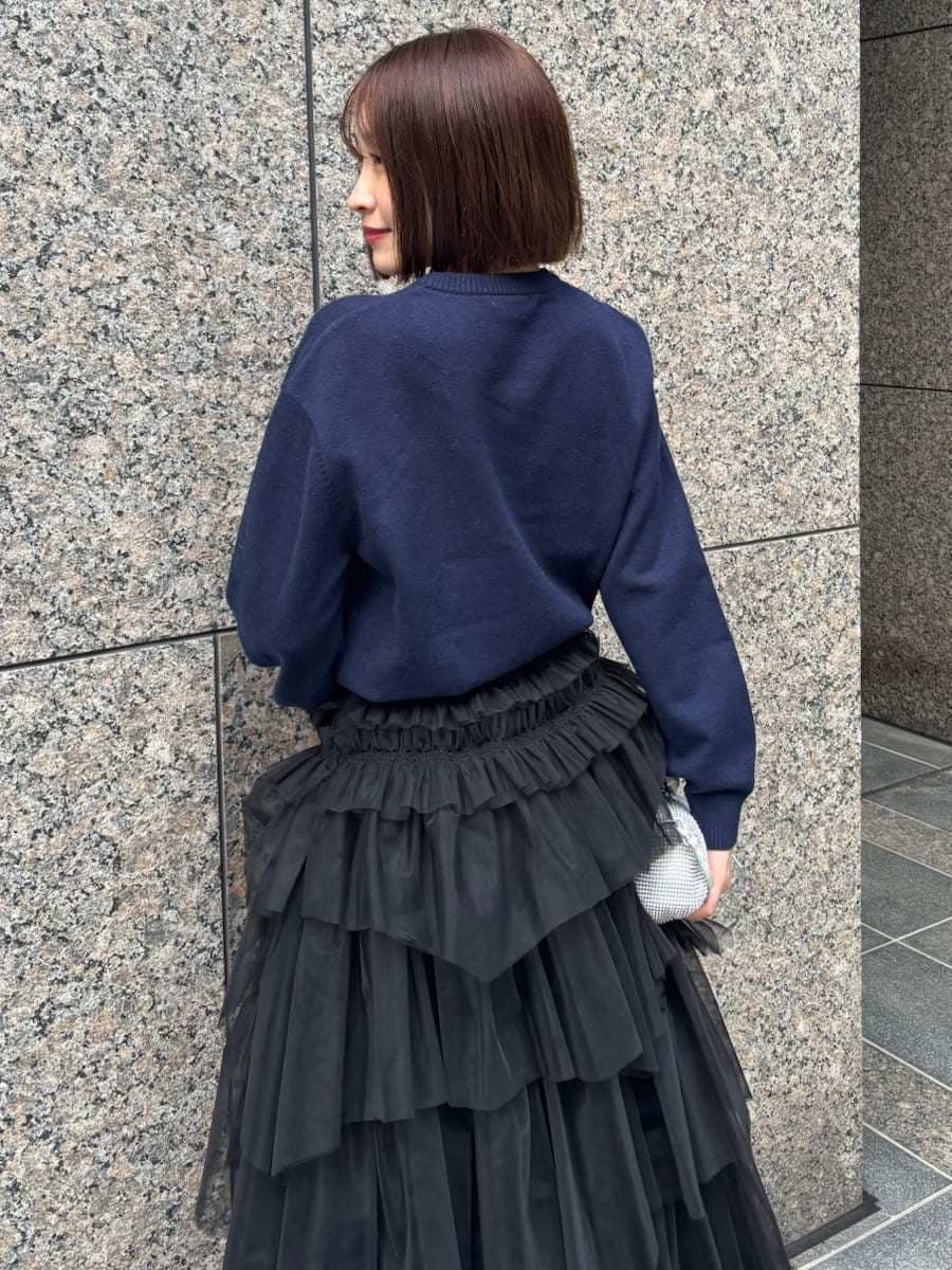 ブラック系のブーツ、ブルー系のニット/セーターを着用したレディースの冬コーディネートの7枚目の写真