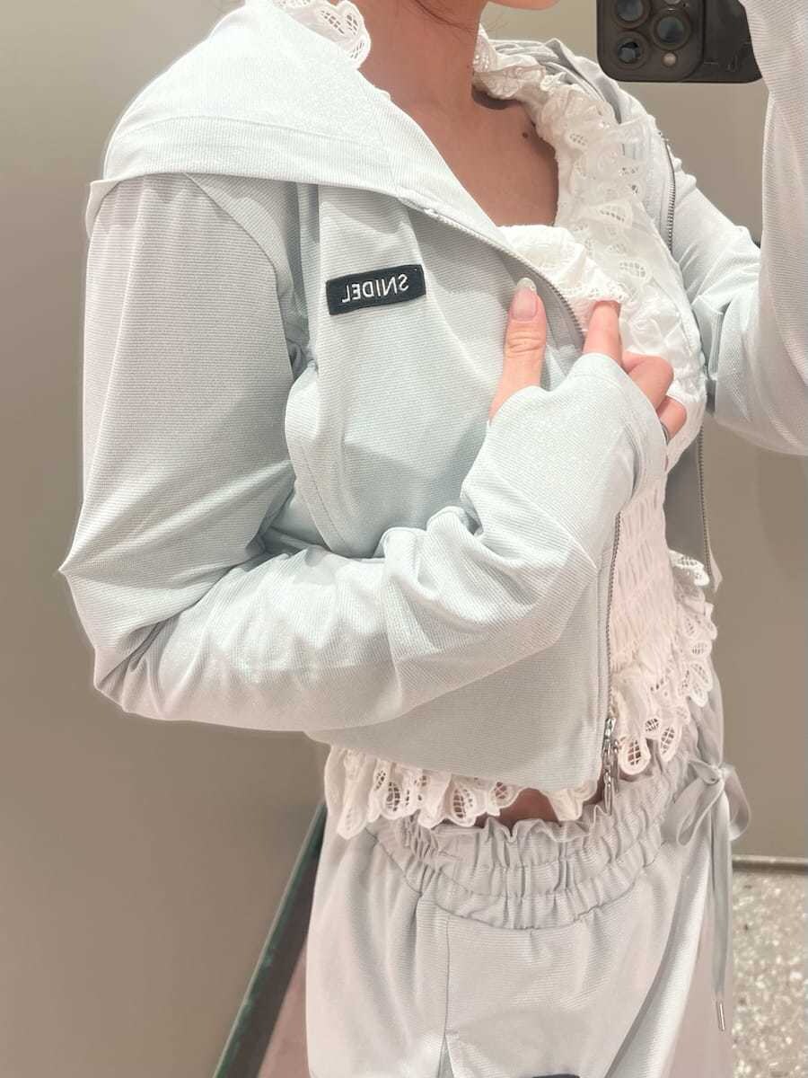 シルバー系のその他パンツ、ホワイト系のシャツ/ブラウス、シルバー系のパーカーを着用したレディースの春コーディネートの8枚目の写真