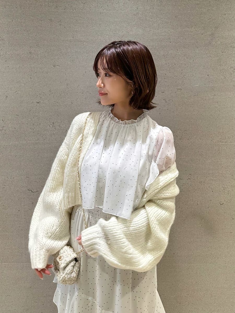 ホワイト系のショルダーバッグ、その他のワンピース、ホワイト系のカーディガン/ボレロを着用したレディースの冬コーディネートの4枚目の写真