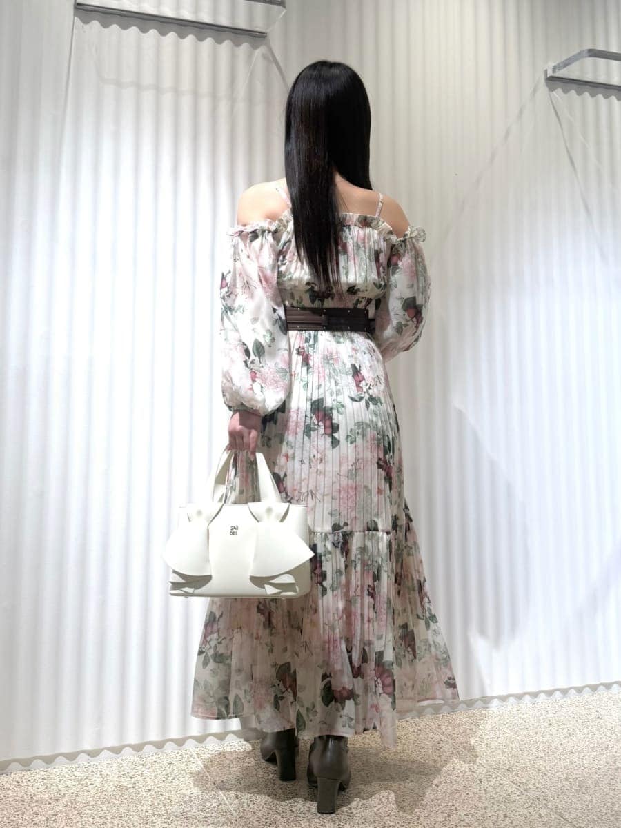 ピンク系のワンピース、ホワイト系のハンドバッグ、ブラウン系のベルトを着用したレディースの冬コーディネートの4枚目の写真