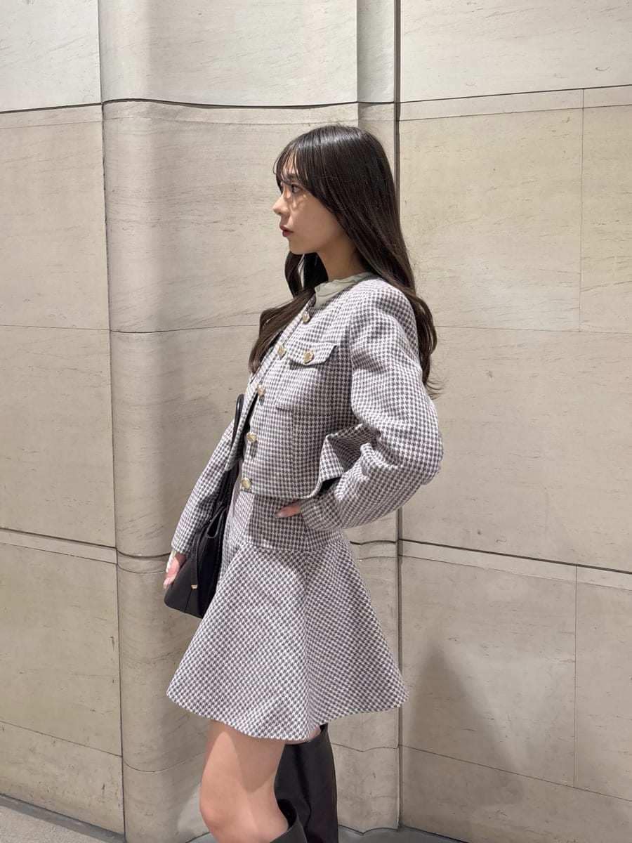 その他のノーカラージャケット、その他のその他パンツ、ホワイト系のTシャツ/カットソーを着用したレディースの秋コーディネートの4枚目の写真