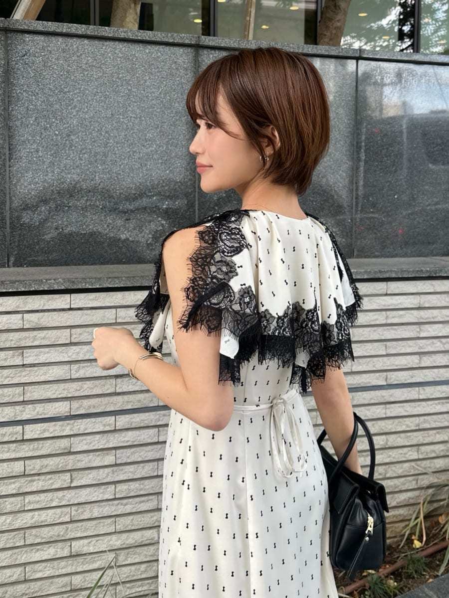 その他のワンピース、ブラック系のボストンバッグを着用したレディースの春コーディネートの4枚目の写真