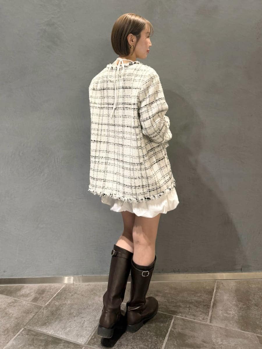 ホワイト系のノーカラージャケット、ブルー系のワンピース、ブラック系のショルダーバッグを着用したレディースの春コーディネートの5枚目の写真