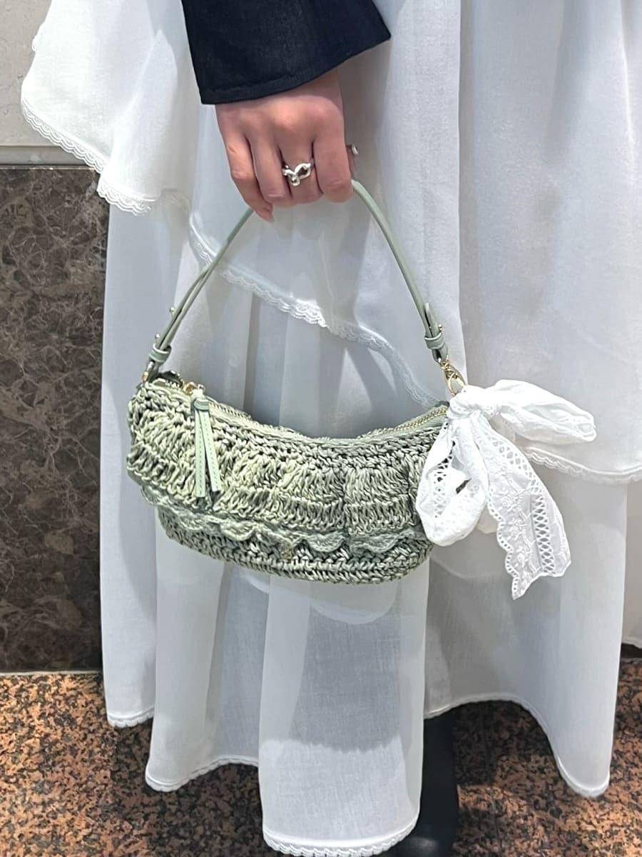 ホワイト系のスカート、ブルー系のニット/セーター、その他のピアス（両耳用）を着用したレディースの冬コーディネートの7枚目の写真