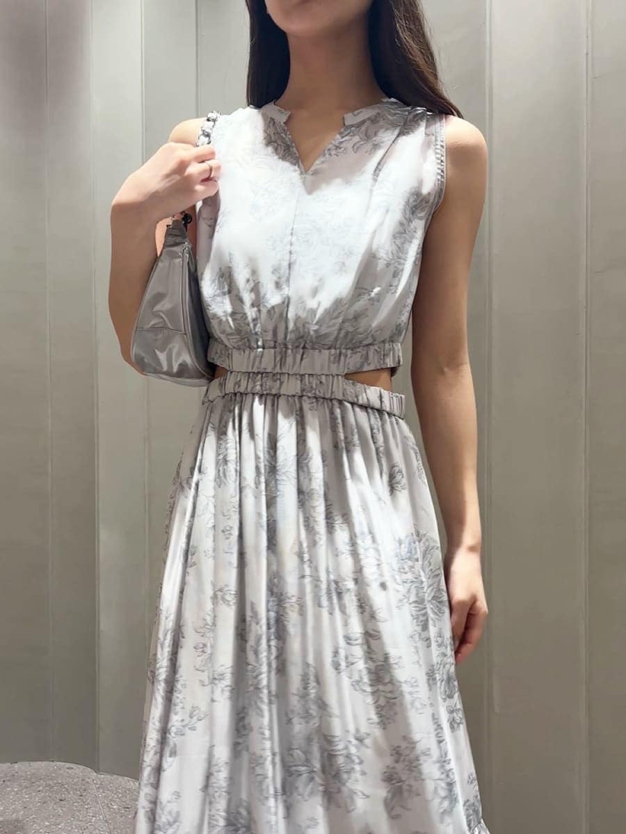 グレー系のワンピース、シルバー系のショルダーバッグ、ホワイト系のサンダルを着用したレディースの夏コーディネートの5枚目の写真