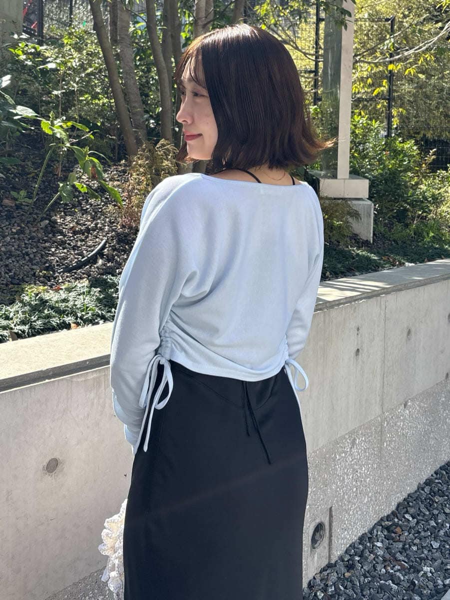 シルバー系のスニーカー、ブラック系のワンピースを着用したレディースの春コーディネートの6枚目の写真