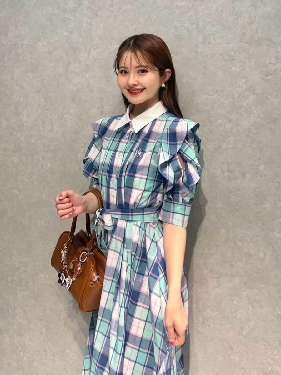 その他のワンピース、イエロー系のボストンバッグ、ホワイト系のその他シューズを着用したレディースの春コーディネートの7枚目の写真