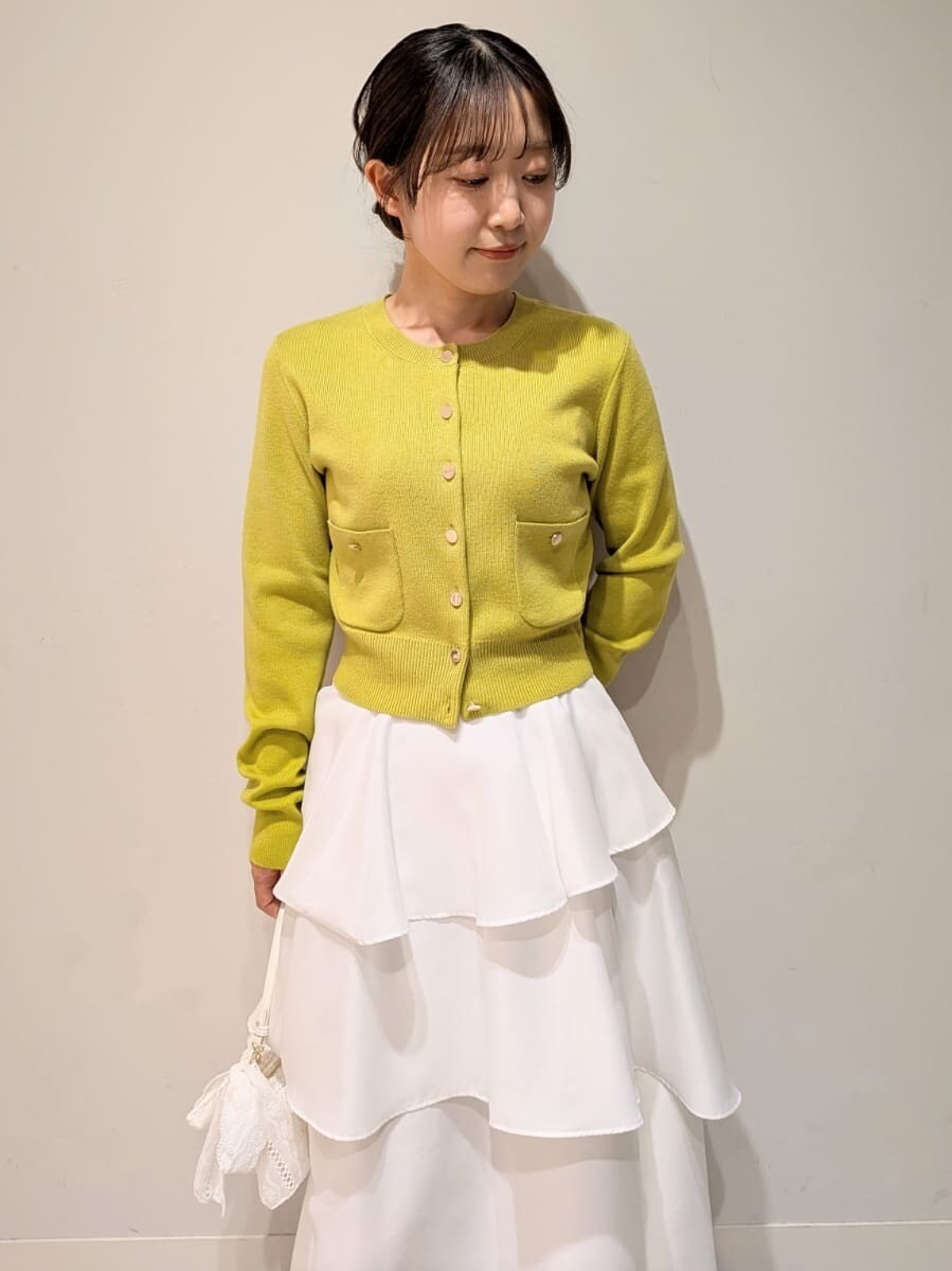 ブラック系のブーツ、イエロー系のワンピースを着用したレディースの冬コーディネートの4枚目の写真