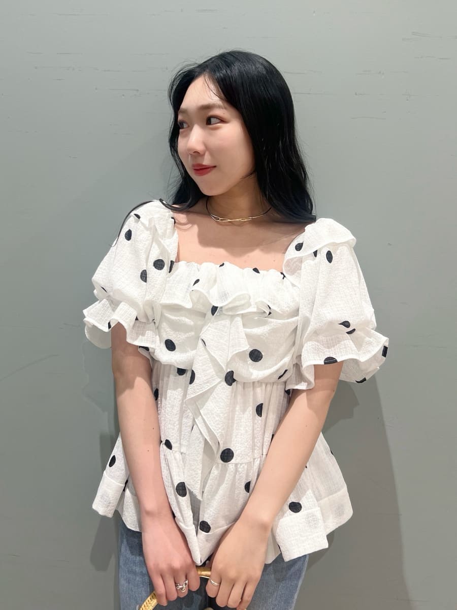 ブルー系のデニムパンツ、ホワイト系のかごバッグ、ホワイト系のシャツ/ブラウスを着用したレディースの春コーディネートの4枚目の写真