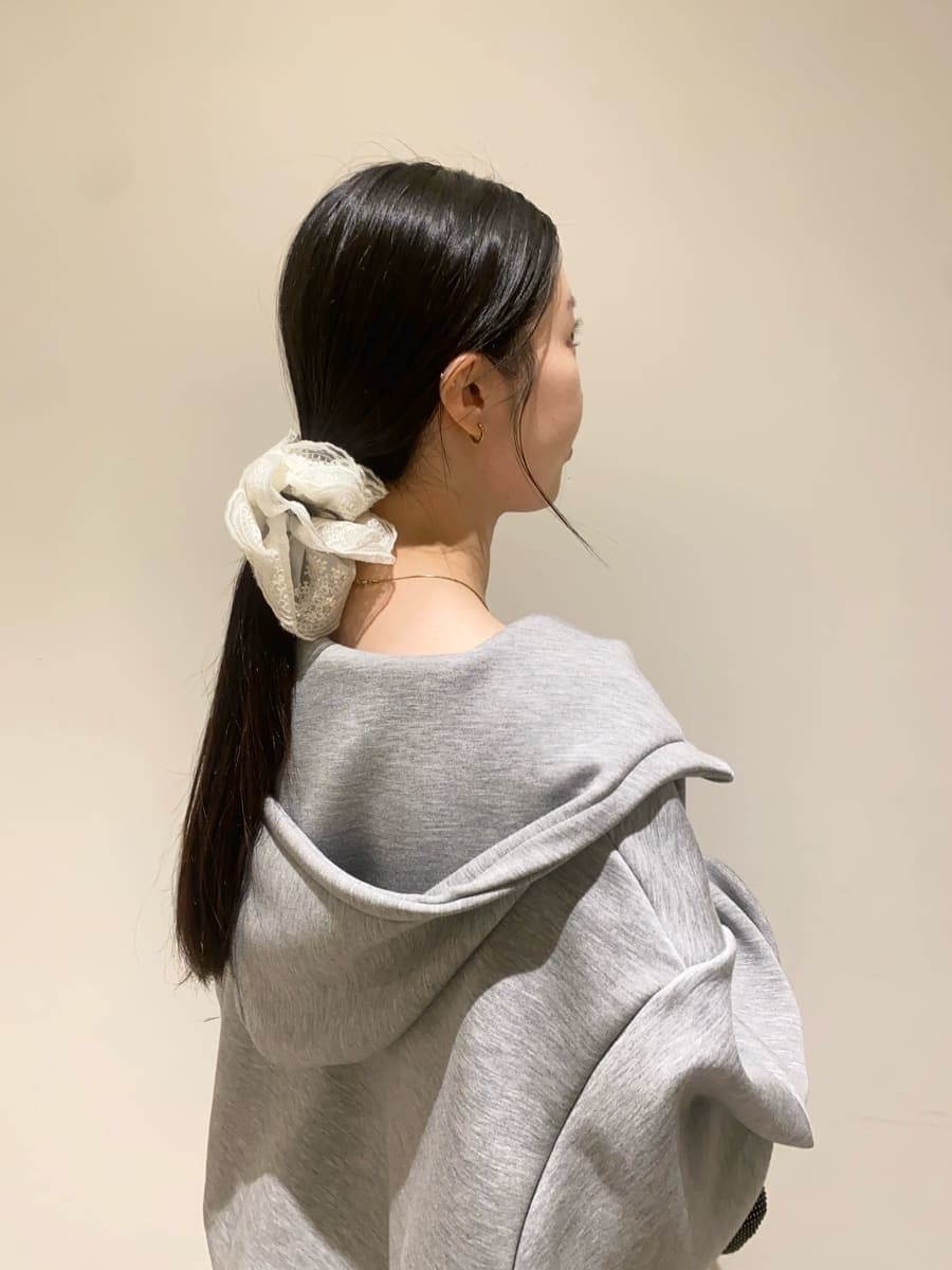 ブラック系のパンプス、ホワイト系のその他パンツ、グレー系のパーカーを着用したレディースの冬コーディネートの6枚目の写真