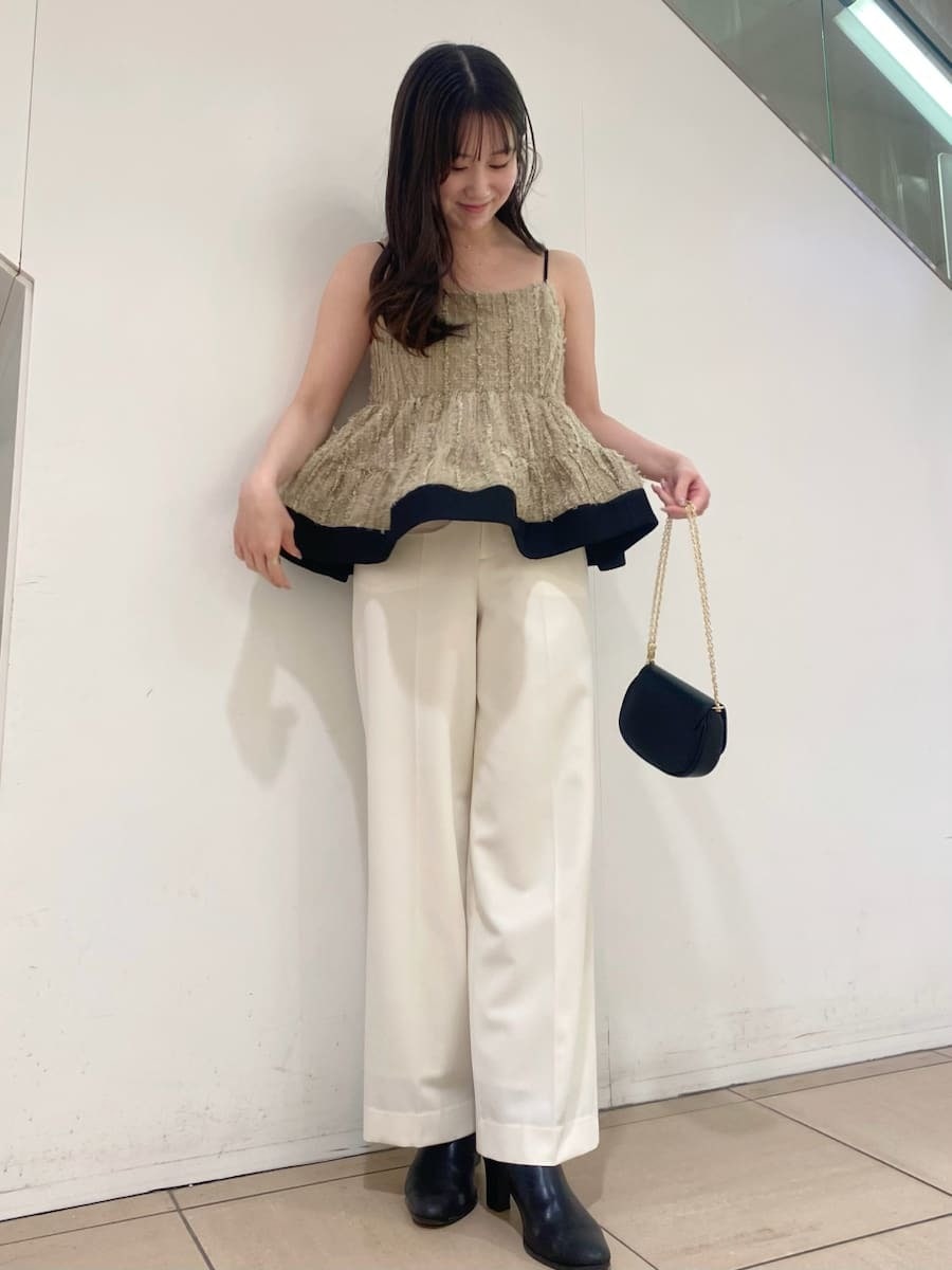 ホワイト系のテーラードジャケット、ホワイト系のスラックス、ベージュ系のその他トップスを着用したレディースの冬コーディネートの5枚目の写真