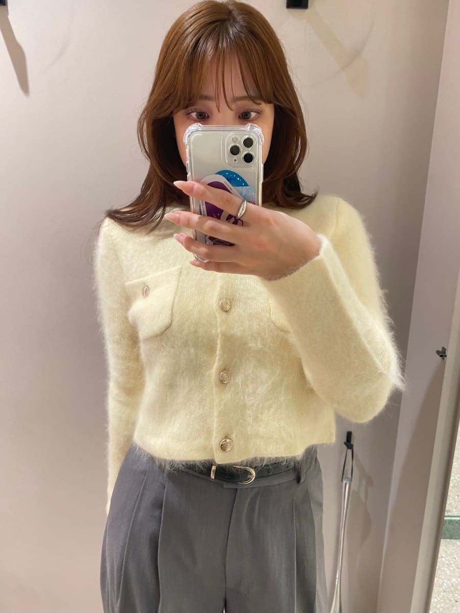 イエロー系のテーラードジャケット、グレー系のその他パンツ、ブラック系のブーツを着用したレディースの秋コーディネートの7枚目の写真